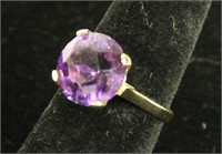A 14KT YELLOW GOLD AMETHYST RING