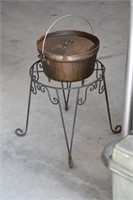 B- 12" CAST IRON DUTCH OVEN AND METAL STAND