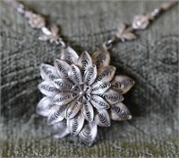 SILEROID FLOWER NECKLACE