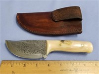 Hand crafted skinning knife, with 4" x 1 1/2" Dama
