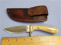 Hand crafted skinning knife, with 3 3/4" x 1" blad