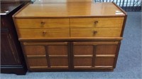 MID CENTURY NATHAN CABINET WITH 4 DRAWERS AND 2