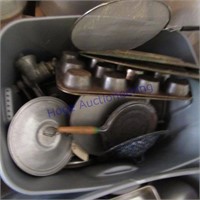 Tote kitchen items, pans, grinder