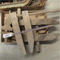 2 wood clamps