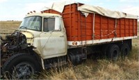 1974 Int w/20' Obeco grain bed, rear hoist (wrecked, but box is good) view 1