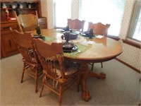 Oak Dining Room Table, 5-Chairs and 2-Leafs