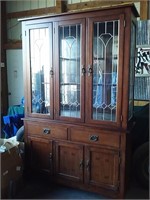 2pc lighted hutch w/leaded glass doors