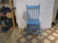 Chaise en bois bleue