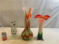 Deux  vases style Murano et un  chandelier