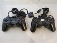 Deux  manettes de  PS2