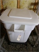 RUBBERMAID TOTE WITH CASTERS
