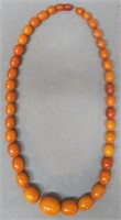 NECKLACE OF GRADUATED BUTTERSCOTCH AMBER BEADS