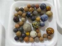 TRAY: VARIOUS SIZE CLAY MARBLES