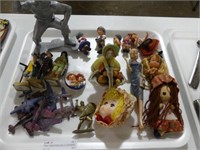 TRAY: MINIATURE DOLLS, SOLDIERS, AIRPLANES, ETC.