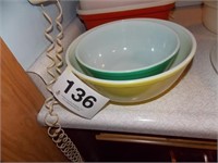 Pyrex green mixing bowl, 403 - Pyrex yellow