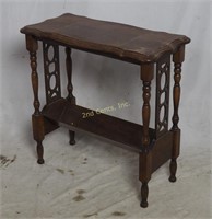 Vintage Colonial Spindle Leg End Table