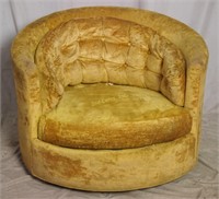 Broyhill Mid Century Club Barrel Swivel Chair