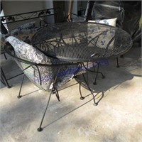 Round patio table & 2 chairs