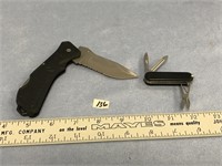 2 Pocket knives         (g 22)
