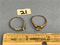Lot of 2 dainty ladies rings, one is gold tone wit