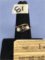 Ladies 10 karat gold ring with two white pearls an