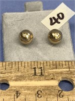 Pair of gold tone stud earrings  (a 7)
