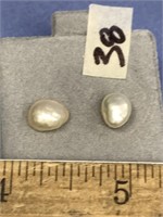 Pair of pearl stud earrings   (a 7)