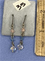 Pair of dangle earrings, with 3 iridescent crystal