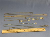 Lot of miscellaneous gold toned chains   (a 7)