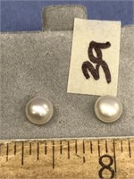 Pair of pearl stud earrings   (a 7)