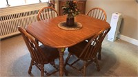 Beautiful oak dining room table with four chairs