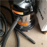 Kubota 8 Gallon Wet/Dry Vacuum