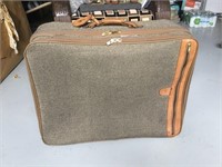 Hartman suitcase rolling