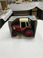 Ertl International 1586 Tractor With Cab New In