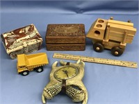 Lot with, 2 decorative boxes, one is carved wooden