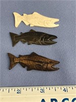 Lot of 3 carved fish, 2.25" long 1 is brown, black