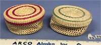 Lot of 2 sets of grass baskets, with one has coast