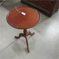 Clore? 3 Legged Round Top Accent Table