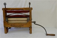 MAXWELLS HAND OPERATED WRINGER WASHER