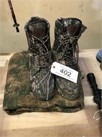 Men's Size 9-1/2 Boots & Camoflauge Burlap