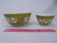 2 Vintage Pyrex bowls