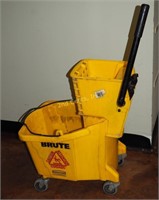 Large Brute Mop Bucket