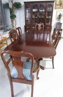 Dining Room Set Table / 6 Chairs / Hutch