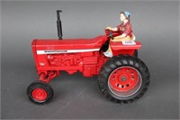 INTERNATIONAL 826 TRACTOR WITH DRIVER - 1/16