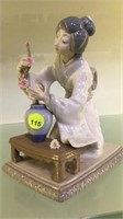 LLADRO ASIAN LADY WITH FLOWERS & VASE