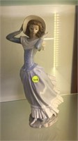 LLADRO LADY IN THE BREEZE FIGURINE
