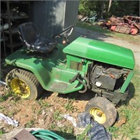 John Deere 318 Garden Tractor w/one piece hood