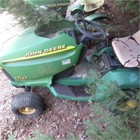 John Deere LT133 Garden Tractor
