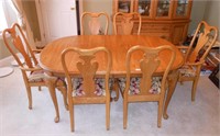 Oak Dining Table with 6 chairs & 2 leaves