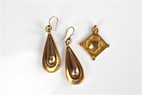 Pair of gold earrings & gold presentation pendant